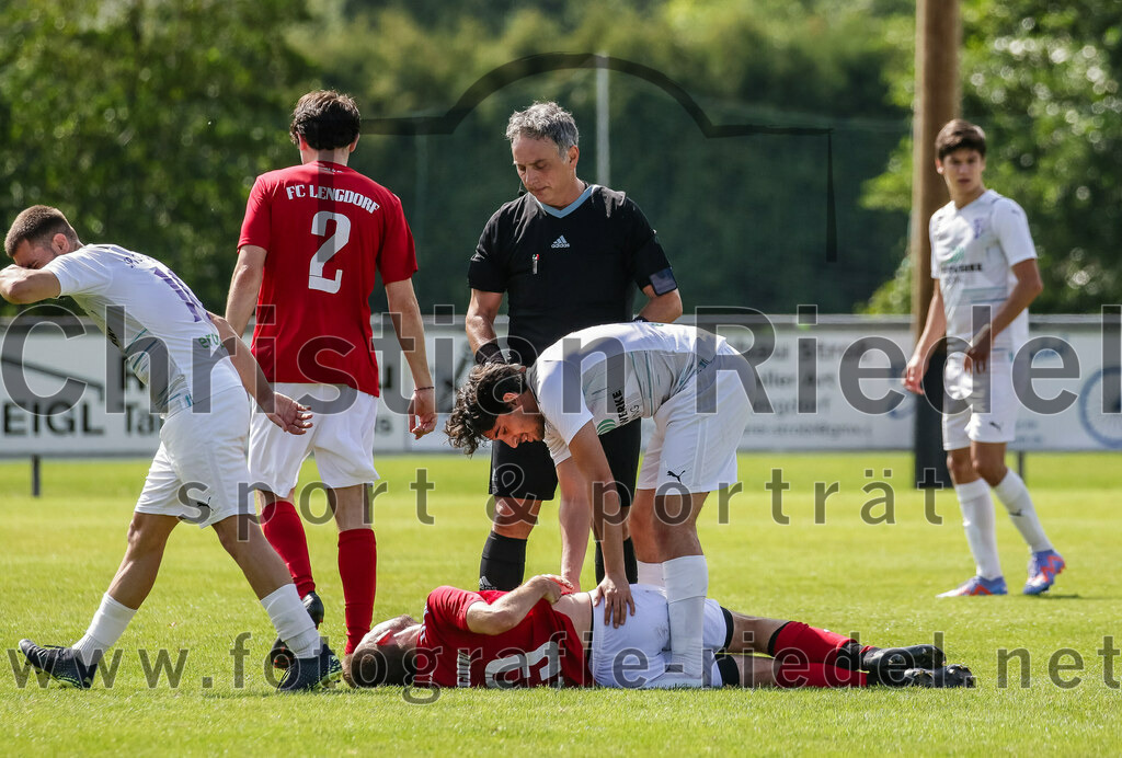 2023-07-30_120_FC_Lengdorf_gegen_SpVgg_Altenerding | Lengdorf, Deutschland, 30.07.2023:
Fußball, Kreisliga 2023 / 2024, 1. Spieltag, FC Lengdorf gegen SpVgg Altenerding, Endergebnis: 1:1

Leart Bilalli (SpVgg Altenerding, #10), Fabian Herbst (FC Lengdorf, #2), Tobias Lechner (FC Lengdorf, #13), Pedro Flores (SpVgg Altenerding, #6), Schiedsrichter Carlo Sette

Foto: Christian Riedel / fotografie-riedel.net