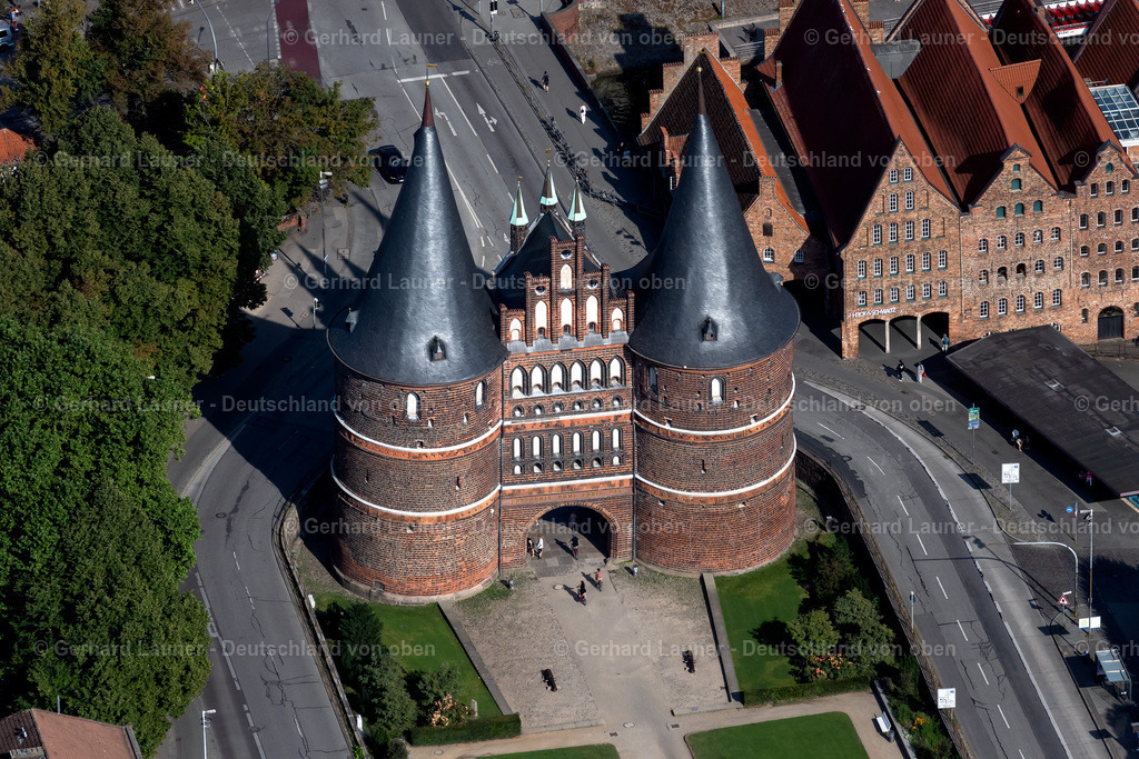 4038317 | Das Holstentor ist ein Stadttor, das die Altstadt der Hansestadt Lübeck nach Westen begrenzt. Es ist das Wahrzeichen der Stadt und wurde 1478 fertiggestellt. Das spätgotische Gebäude gehört zu den Überresten der Lübecker Stadtbefestigung. Das Holstentor ist neben dem Burgtor das einzige erhaltene Stadttor Lübecks