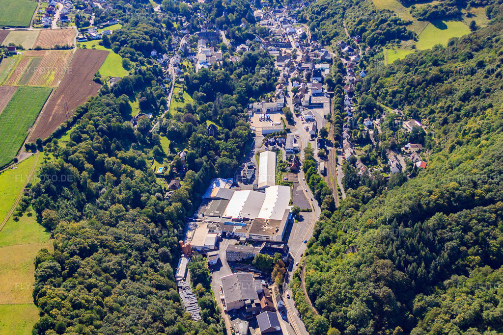 Luftbild: RHODIUS Mineralquellen und Getränke GmbH & Co. KG in Burgbrohl im Bundesland Rheinland-Pfalz in Deutschland.Foto: IMG_44522.jpg vom 20.08.2011 durch Werner Riehm/FLY-FOTO.deAuflösung des Originals: 4752 x 3168 pxRHODIUS Mineralquellen: Tradition, New Work & Nachhaltigkeit - Rhodius Mineralquellen