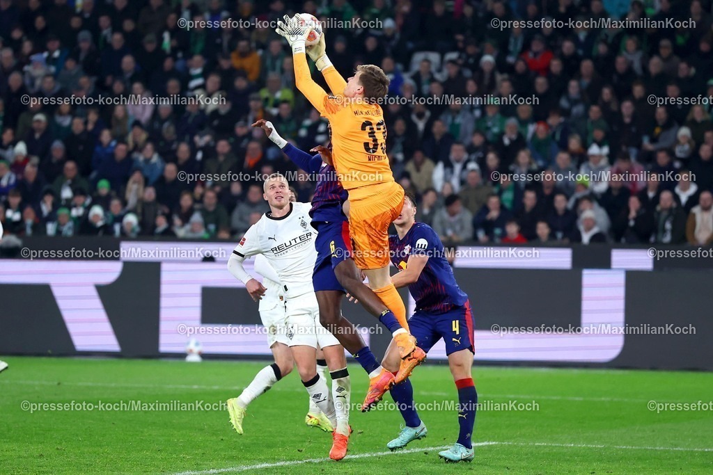 BMG28112501083 | 28.11.2025, Fußball, Borussia Mönchengladbach - RB Leipzig, 1. Fußball Bundesliga, 12.Spieltag, Borussia-Park, Saison 2025 2026: Yannik Engelhardt (Borussia Mönchengladbach #06) verteidigt im Strafraum gegen Ezechiel Banzuzi (RB Leipzig #06) DFB regulations prohibit any use of photographs as image sequences and or quasi-video.