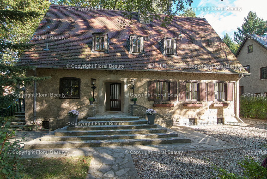 30er Jahre Villa in Berlin | In dem 1939 errichteten Haus in Kleinmachnow befand sich zunächst das Atelier des Architekten Alfred Schild. Alfred Schild selbst wohnte gegenüber des Ateliers in derselben Straße. Nach dem Krieg zog dort die Gemeindebibliothek ein. - Realisiert mit Pictrs.com