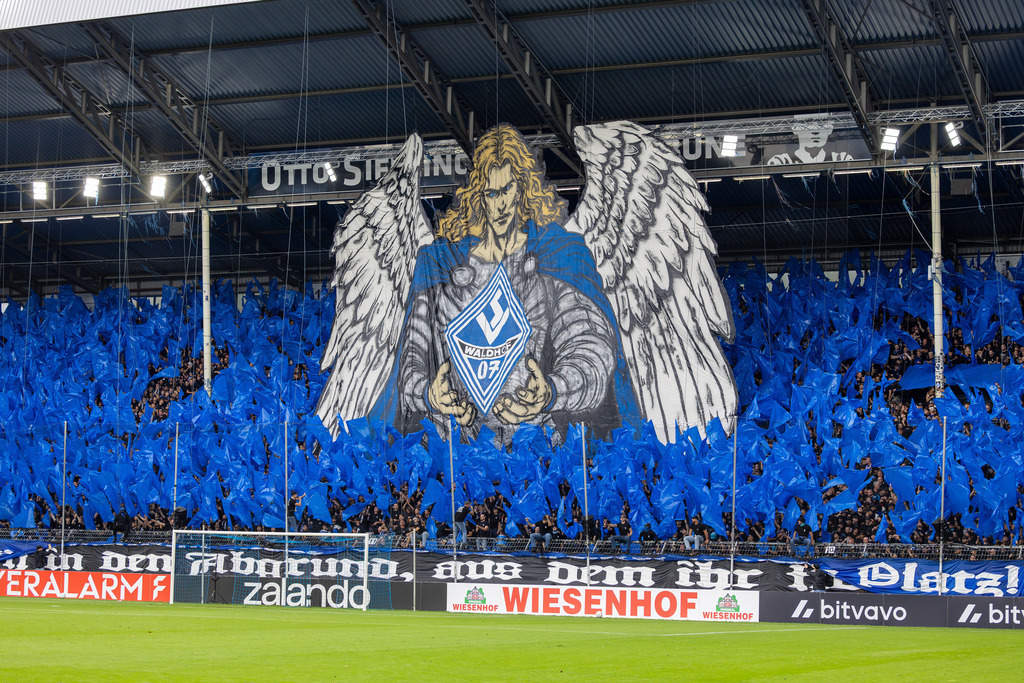 Fußball DFB-Pokal 2026/27, 1. Runde: Waldhof Mannheim gegen 1. FC Kaiserslautern | Fußball DFB-Pokal 2026/27, 1. Runde: Waldhof Mannheim gegen 1. FC Kaiserslautern***Die Fans des SV Waldhof zeigten vor Spielbeginn eine eindrucksvolle Choreografie - Realisiert mit Pictrs.com