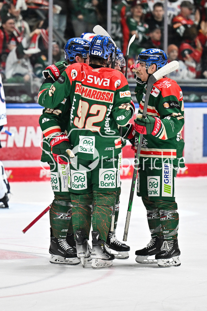 Augsburger Panther - EHC RB München | AUGSBURG, DEUTSCHLAND - 27. FEBRUAR: Jubel der Panther nach dem Anschlusstreffer zum 2-4 durch Cody KUNYK (Augsburger Panther 20) / Tor / Torschuetze / Freude / Happy während dem Match zwischen den Augsburger Panthern und dem EHC RB München am 46. Spieltag der Penny DEL im Curt Frenzel Stadion