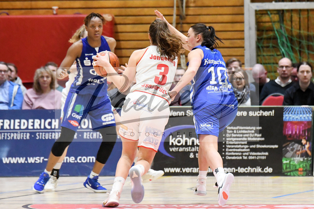 20200126_PANHAL_0078 | Basketball, Frauen: Rowie Jongeling (GiroLive-Panthers Osnabrück) und Barbora Kasparkova (GISA LIONS SV Halle) im Zweikampf beim Spiel der Toyota DBBL zwischen GiroLive-Panthers Osnabrück vs. GISA LIONS SV Halle am 26.01.2020 im Panthers Dome in Osnabrück, Deutschland.(Foto von Nico Paetzel) - Realisiert mit Pictrs.com