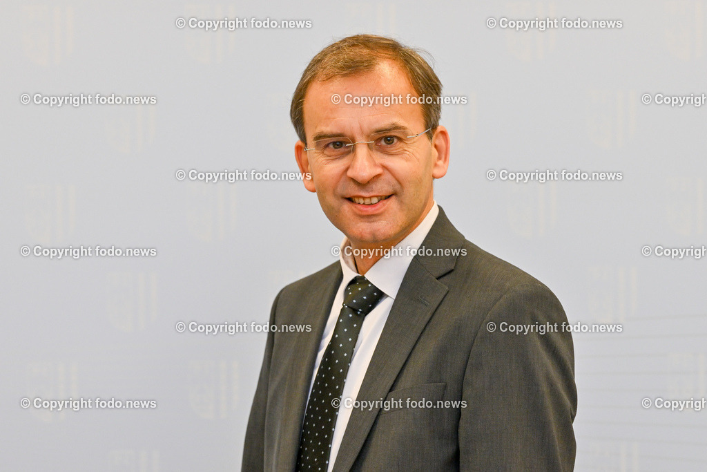 Pressekonferenz mit LH-StvIn Christine Haberlander (VP)_ Zukunft gestalten. Lehrer-in werden_ 15.11.2023-3 | 15.11.2023, Presseclub Linz, AUT, Pressekonferenz mit LH-StvIn Christine Haberlander (VP), Zukunft gestalten. Lehrer/in werden. Wir werben um Dich, Kampagnen-Praesentation des Landes Oberoesterreich und der Bildungsdirektion im Bild Walter Vogl (Rektor der Paedagogischen Hochschule Ooe)
