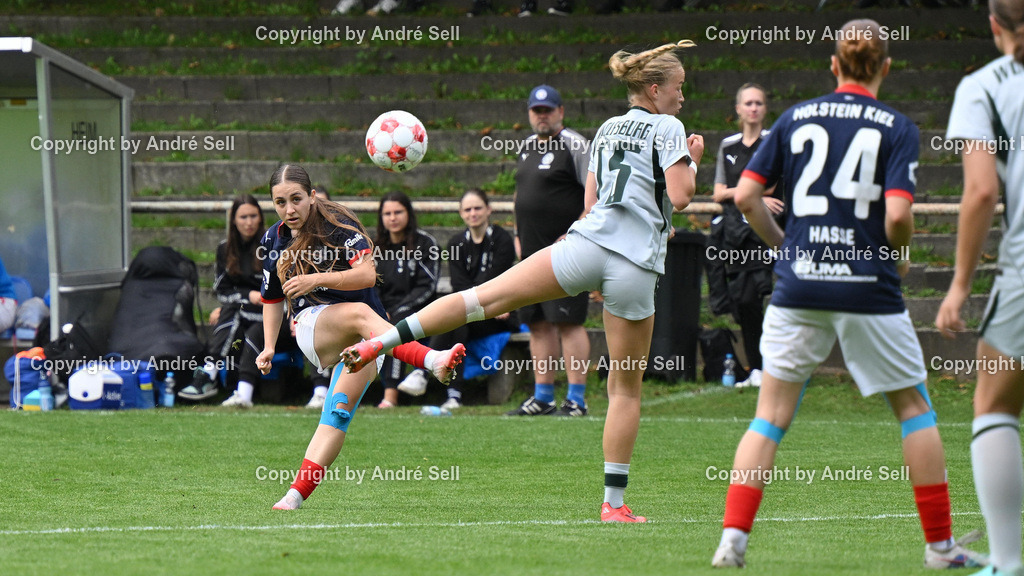 Holstein Kiel vs VfL Wolfsburg II | Arjela Lako (Holstein #17) &amp; Kira Hasse (Holstein #24) vs Jasmin Zimmermann (Wolfsburg #15) / Fußball-Regionalliga Nord Frauen 2026/2027 / Holstein Kiel vs VfL Wolfsburg II / Waldwiese / Kiel / 13.09.26 - Realisiert mit Pictrs.com