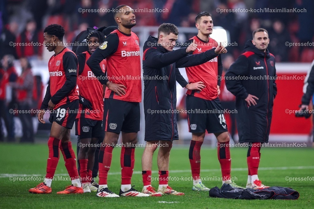 DFB05022502364 | 05.02.2025, Fußball, DFB-Pokal Viertelfinale, Bayer 04 Leverkusen - 1.FC Köln, BayArena, Saison 2024 2025: Abschlussjubel nach dem 3:2 Sieg. Die Mannschaft feiert den Erfolg und den Einzug ins Halbfinale. Jonathan Tah (Bayer04 Leverkusen #4), Florian Wirtz (Bayer04 Leverkusen #10), Patrik Schick (Bayer04 Leverkusen #14), Aleix Garcia (Bayer04 Leverkusen #24)DFB regulations prohibit any use of photographs as image sequences and or quasi-video.