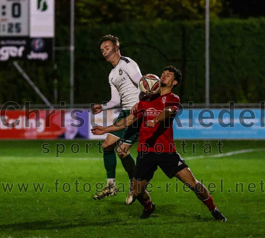 2023-11-17_075_FC_Schwaig_gegen_SpVgg_Feldmoching | Oberding, Deutschland, 17.11.2023:
Fußball, Landesliga Südost 2023 / 2024, 21. Spieltag, FC Schwaig gegen SpVgg Feldmoching, Endergebnis: 1:1

Leon Roth (FC Schwaig, #21), Edon Prebreza (SpVgg Feldmoching, #7)

Foto: Christian Riedel / fotografie-riedel.net