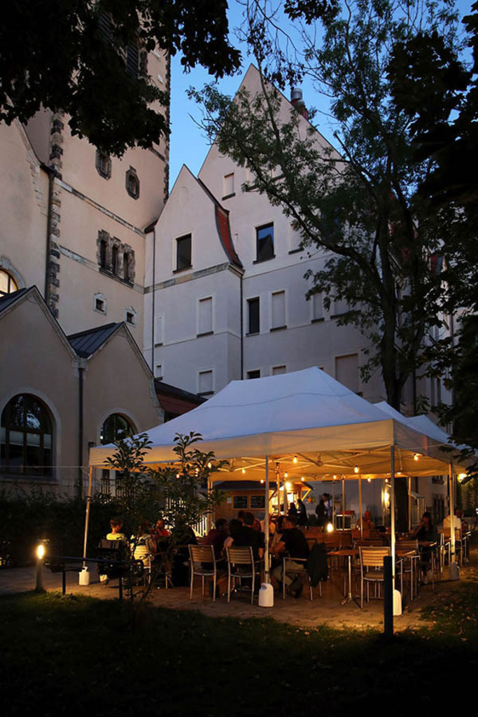 Philippuskirche - BIergarten | Entdecke über 20 Kategorien Leipzig-Motive: Foto-Downloads, hochwertige Poster, Leinwand- & Fine-Art-Prints. Jetzt Lieblingsfoto im Bildlexikon Leipzig Shop bestellen!