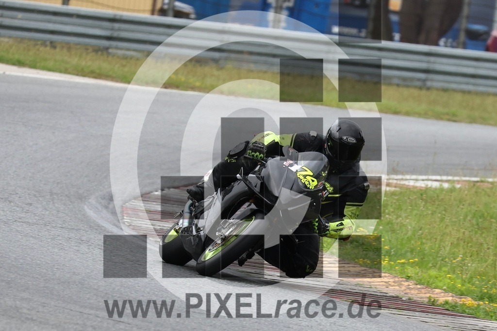 0174-20240604_34734 | Schöne Erinnerungen an spannende Momente - das festzuhalten ist unser Job. PIXELrace.de ist seit 2003 auf den Rennstrecken Europas unterwegs um die Action draußen beim Fahren und die wunderbare Stimmung imm Fahrerlager für euch einzufangen.