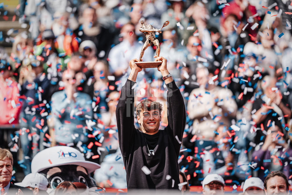 Tennis | Männer | bitpanda Hamburg Open | ATP 500 | Andrei Andrejewitsch Rubljow (RUS) vs. Flavio Cobolli (ITA) | 24.05.2025 | Flavio Cobolli gewinnt das Turnier und hebt im Konfettiregen die Trophäe in die Luft Jubel Emotionen