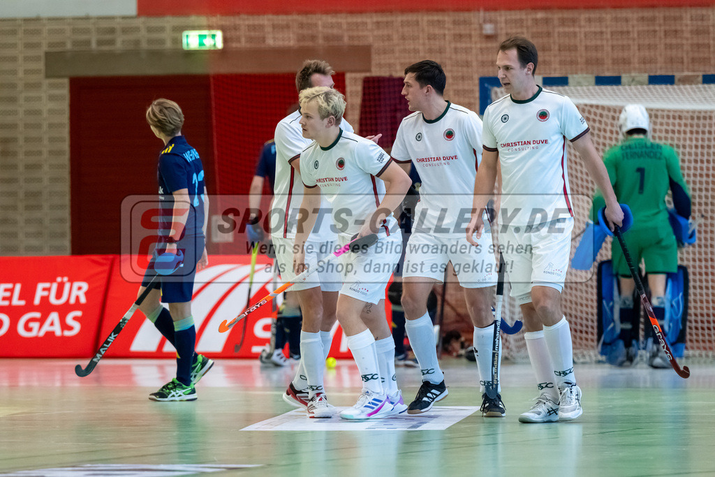 HK_20250118_101751 | 1/4 Finale 1. Bundesliga Halle Herren Crefelder HTC - Zehlendorfer Wespen am 18.1.2025 Halle Glockenspitz, Krefeld , Niklas Wellen ( Crefelder HTC 10 ) , LangHeinrich Finn ( Crefelder HTC #22 ) , Boomes Anton ( Crefelder HTC #23 ) , Linus Michler ( Crefelder HTC #7 )