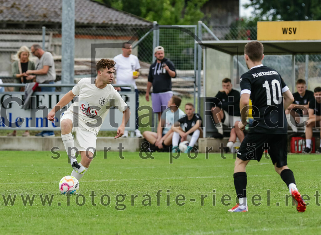 2023-07-02_026_SV_Walpertskirchen_gegen_FC_Herzogstadt | Walpertskirchen, Deutschland, 02.07.2023:
Fußball, Kreisliga 2023 / 2024, Testspiel, SV Walpertskirchen gegen FC Herzogstadt, Endergebnis: 

Stefan Pfanzelt (SV Walpertskirchen, #24), Daniel Karamatic (FC Herzogstadt, #10)

Foto: Christian Riedel / fotografie-riedel.net