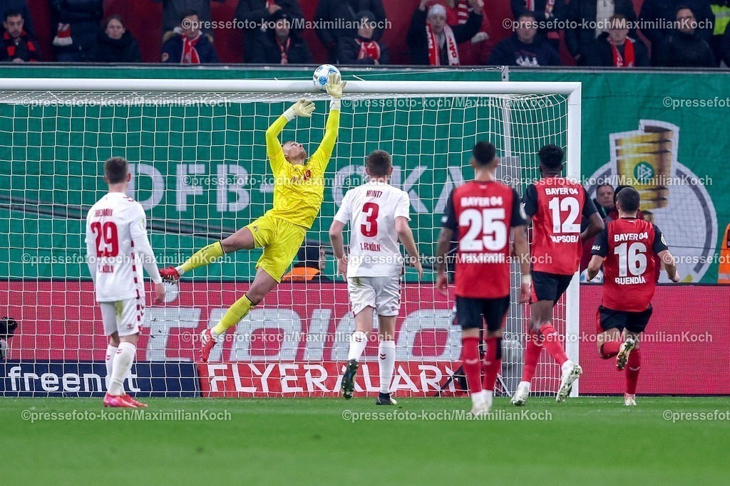 DFB05022501024 | 05.02.2025, Fußball, DFB-Pokal Viertelfinale, Bayer 04 Leverkusen - 1.FC Köln, BayArena, Saison 2024 2025: Spektakuläre Parade von Torwart Marvin Schwäbe (FC Köln #1) beim FreistoßDFB regulations prohibit any use of photographs as image sequences and or quasi-video.