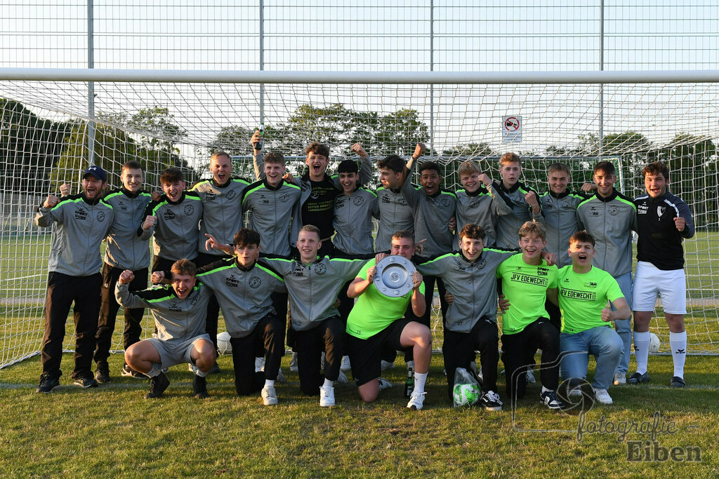 Ehrung Meisterschaft A-Junioren JFV Edewecht | Ehrung Meisterschaft A-Junioren JFV Edewecht am 02.06.2023 in Edewecht (Sportanlage Göhlenweg), Photo: Philip Eiben 2023 - Realisiert mit Pictrs.com