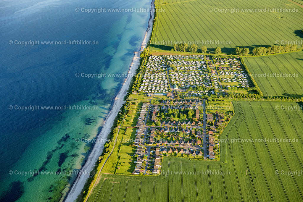 Neukirchen_Campingplatz_an_der_Costa_Sahna_ELS_8739030622 | NEUKIRCHEN 03.06.2022 Wohnwagen und Zelte- Campingplatz - und Zeltplatz " Campingplatz an der Costa Sahna " in Neukirchen an der Ostseeküste im Bundesland Schleswig-Holstein, Deutschland. // Caravans and tents - campsite and tent site " campsite on the Costa Sahna " in Neukirchen on the Baltic Sea coast in the state Schleswig-Holstein, Germany. Foto: Martin Elsen