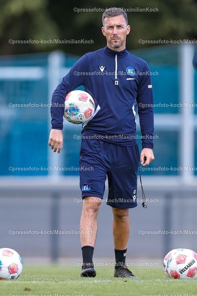 KSC02092502154 | 02.09.2025, Fußball, Training Karlsruher SC, 2. Fußball Bundesliga, Trainingsplatz am BBBank Wildpark Stadion Karlsruhe, Saison 2025 2026: Cheftrainer Christian Eichner (KSC #hc) gestikulierend mit dem Ball unter dem Arm