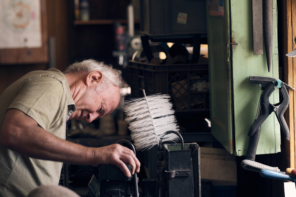 Bürsten und Pinselmacher | Wien, Austria - August 04, 2022; Bürsten und Pinselmacher Norbert Meier - Realisiert mit Pictrs.com