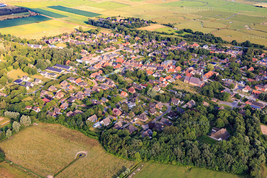 Luftbild: Ortsansicht von Norden im Ortsteil Süderdeich in Tating im Bundesland Schleswig-Holstein in Deutschland. Foto: IMG_0007247.jpg vom 10.07.2021 durch Werner Riehm/FLY-FOTO.de