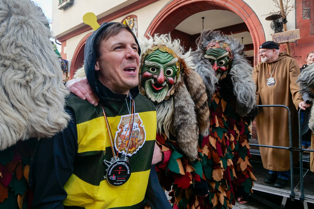 Faschingsumzug | Weil der Stadt - Fasnet 2024 Umzug durch die Innenstadt. Im Bild: Oberbürgermeister Christian Walter - Realisiert mit Pictrs.com