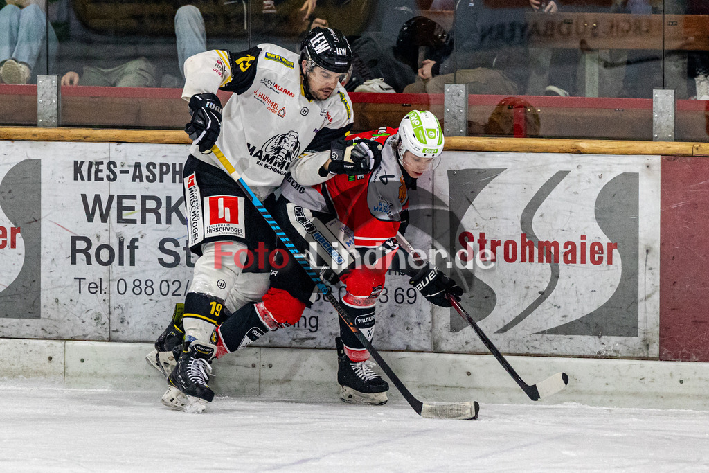 TSV Peißenberg Miners vs EA Schongau Mammuts | Eishockey Bayernliga 2023/2024, TSV Peißenberg Miners vs EA Schongau Mammuts, 20231215,
Kampf um den Puck Matthias MÜLLER (Mammuts 19) und Ryan MURPHY (Miners 15),
2023-12-15 in Peißenberg (Eisstadion)
19 Matthias MÜLLER (Mammuts 19), 15 Ryan MURPHY (Miners 15)
Copyright: WolfgangxLindner foto-lindner.de
