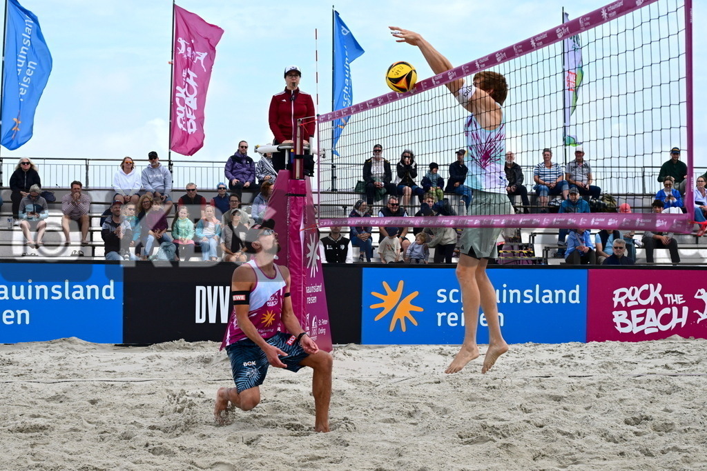 KBS Picture_Rock-The-Beach_Beachvollyball_078 | v.l. Erdmann Jonathan (1. Beachclub Kiel) , Wolf Peter (TuSA 06 Duesseldorf) ,Rock the Beach - die Nationale Beach-Vollyball Serie mit Festival-Charakter auf der Sandbank Strand in Ording vom 04.07. - 06.07.2025 , Qualifikation zur Deutschen Meisterschaft , - Realisiert mit Pictrs.com