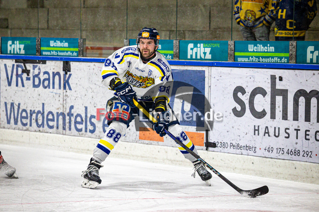 TSV Peißenberg MINERS gegen EHC Waldkraiburg DIE LÖWEN | Eishockey Bayernliga Herren Vorrunde 2024/25, TSV Peißenberg MINERS gegen EHC Waldkraiburg DIE LÖWEN, 20250124,Nico VOGL (EHC Waldkraiburg 88) in Aktion,2025-01-24 in Peißenberg (Eisstadion Peißenberg)Nico VOGL (EHC Waldkraiburg 88)Copyright: WolfgangxLindner foto-lindner.de