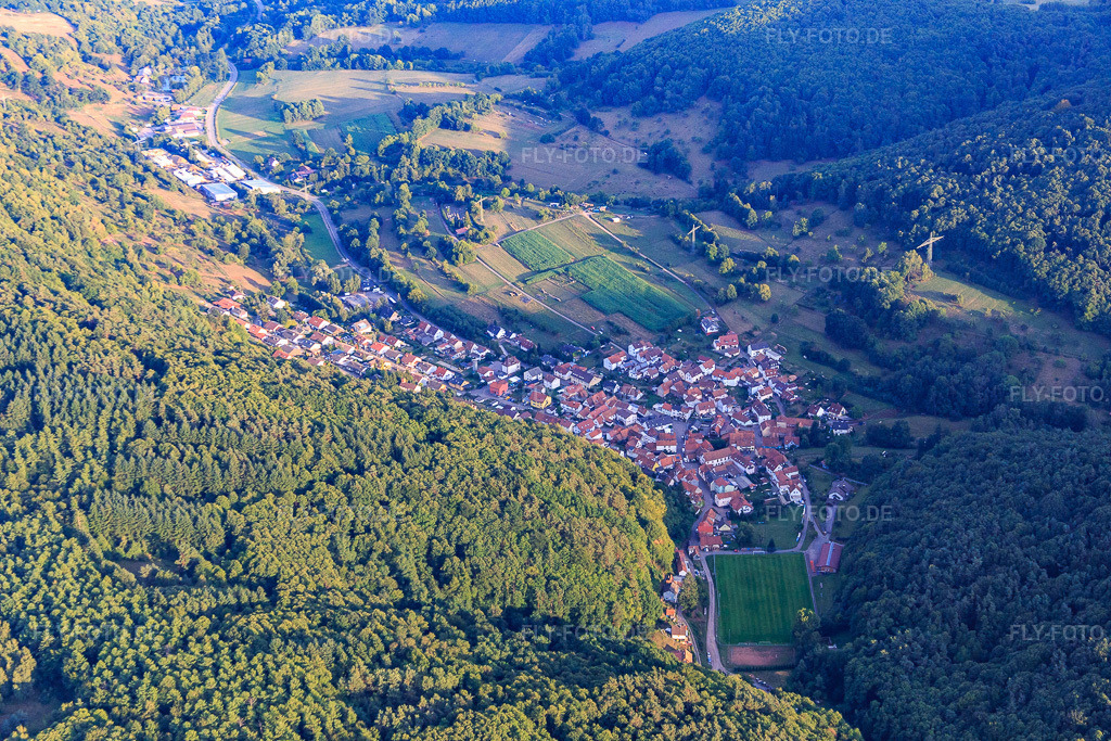Luftbild: Dorfansicht im Tal des Pfälzerwalds im Ortsteil Gräfenhausen in Annweiler im Bundesland Rheinland-Pfalz in Deutschland. Foto: IMG_084139.jpg vom 29.08.2015 durch Werner Riehm/FLY-FOTO.de