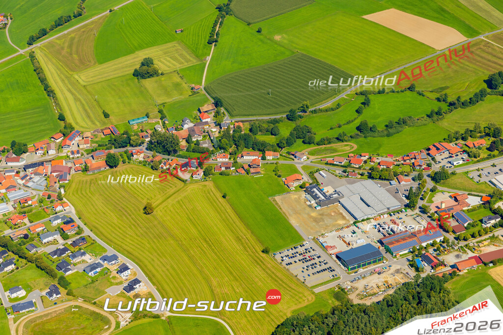 Luftaufnahme der Stadt Neukirchen beim Heiligen Blut - Die Luftaufnahme wurde 2025 vom UL-Flugzeug heraus erstellt ( keine Drohne ) - Hochauflösende Luftaufnahme - für professionelle Ausdrucke geeignet. Die Geschenkidee !Mit Lizenz und Bildrechte bestellbar