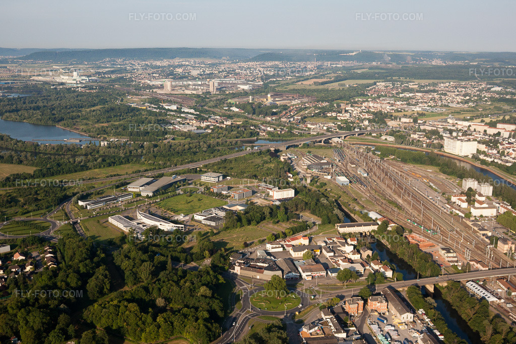Aerial view: View of the town in Yutz in the state Moselle, France. – Photo: IMG_29535.jpg taken on 06/27/2010 by Werner Riehm/FLY-FOTO.com – Resolution of the original: 4603 x 3069 px