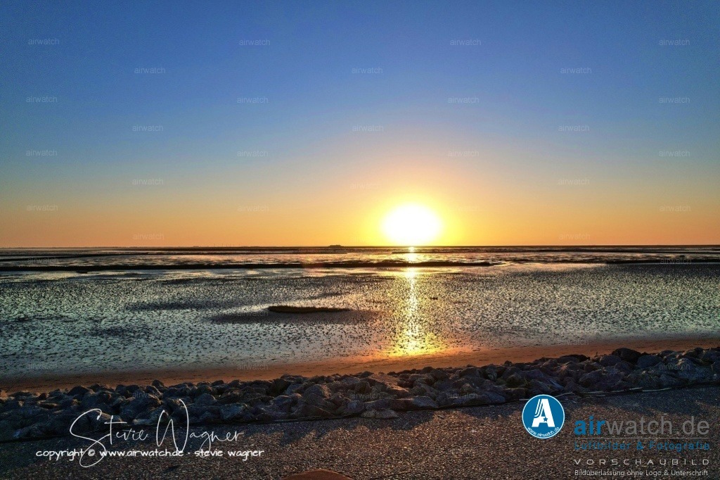 Nordsee, Nordfriesland, Beltringharderkoog, Luettmoorsee, Holmer Siel | Landgewinnung & Küstenschutz in Nordfriesland - In Nordfriesland, der Küste der Nordsee, spielt die Landgewinnung und der Küstenschutz eine bedeutende Rolle. Die Region ist geprägt von einer dynamischen Küstenlinie, die sich durch natürliche Prozesse wie die Verlandung und die Erosion des Meeresbodens verändert.