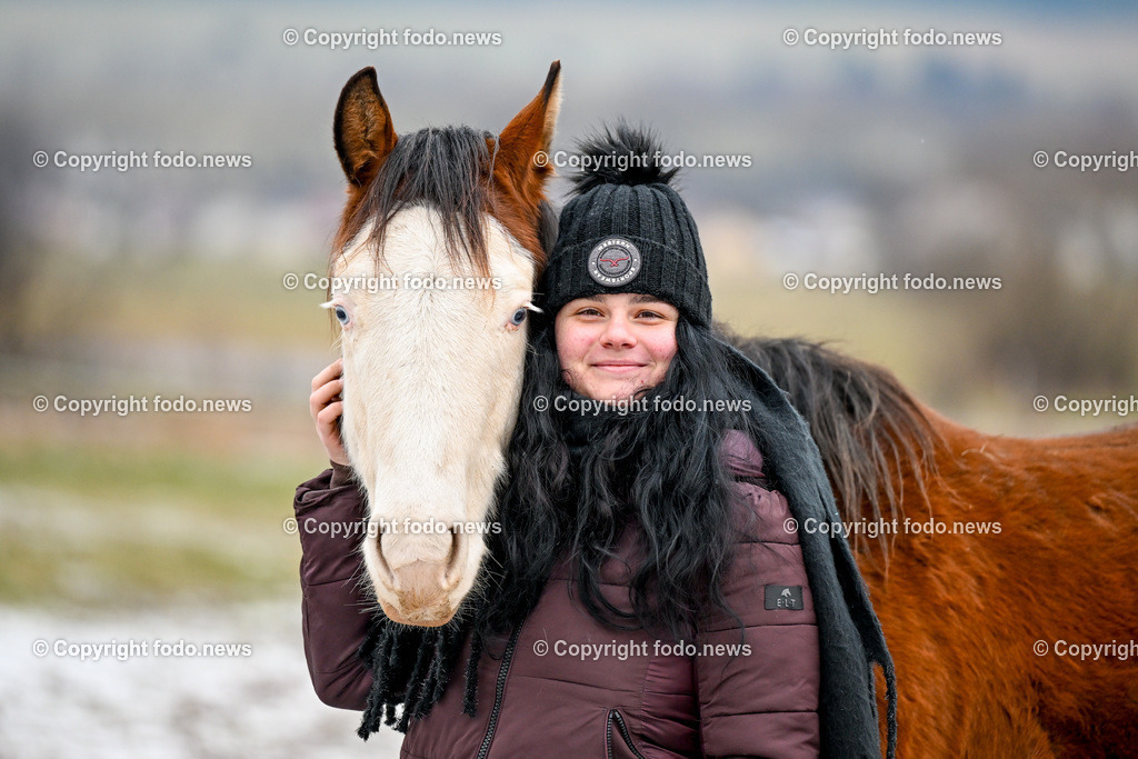 Slowakei_ Durcina_ Ranch Simba_ 25.12.2025-24 | 25.12.2025, Rajec, SVK, Themenbild, Pferde, im Bild Maedchen mit Pferd, Stute, Hengst, Fohlen, Quarter Horse, Ranch, Weide, Hof, Wiese, Stall, Nutztier, Tier, Portraet, Winter, Schnee, Natur, Tierliebe, Naehe, Vertrauen, braunes Pferd, weiße Blesse, junge Frau, Muetze, Schal, Outdoor, laendlich, Tier-Mensch-Beziehung, emotionale Verbindung, Tierfotografie