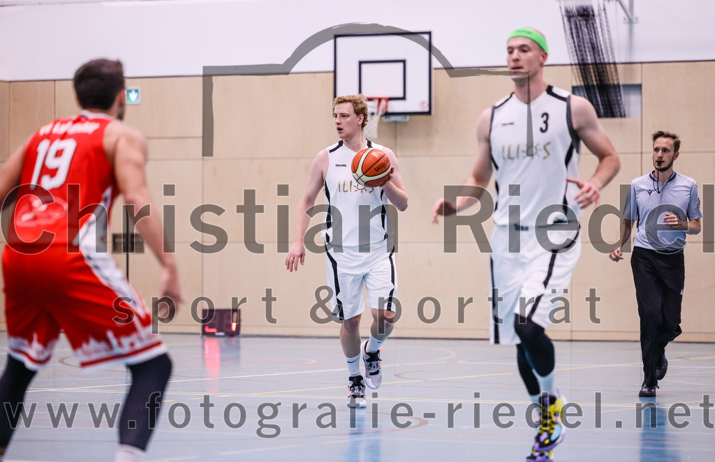 2022-12-03_116_TSV_Vaterstetten_gegen_TG_Landshut | Vaterstetten, Deutschland, 03.12.2022:
Basketball, Bayernliga Herren Südost 2022 / 2023, 7. Spieltag, TSV Vaterstetten gegen TG Landshut, Endergebnis: 71:78

Alain Gales (TSV Vaterstetten, #12), F. Sutur (TSV Vaterstetten, #3)

Foto: Christian Riedel / fotografie-riedel.net