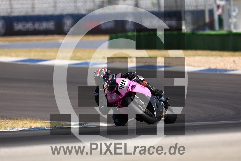 0969-20250704_00850 | Schöne Erinnerungen an spannende Momente - das festzuhalten ist unser Job. PIXELrace.de ist seit 2003 auf den Rennstrecken Europas unterwegs um die Action draußen beim Fahren und die wunderbare Stimmung imm Fahrerlager für euch einzufangen.