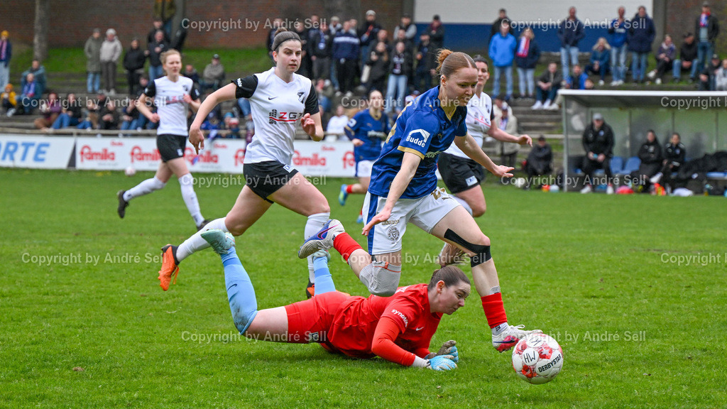 Holstein Kiel vs SV Hastenbeck | Kira Hasse (Holstein #24) vs Sarah Nicotra (Hastenbeck #1) / Fußball-Regionalliga Nord Frauen 2025/2026 / Holstein Kiel vs SV Hastenbeck / Waldwiese / Kiel / 19.04.26 - Realisiert mit Pictrs.com