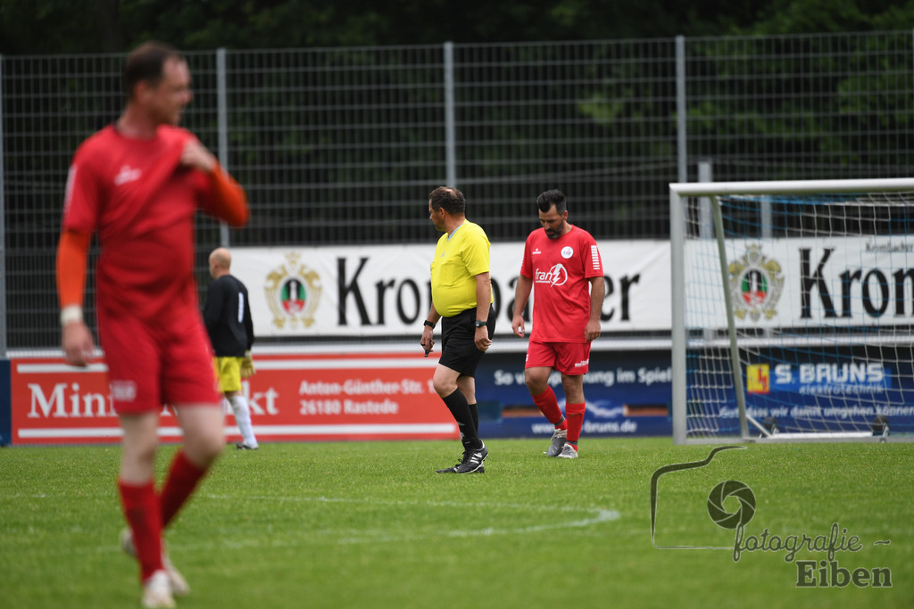 SV Brake Ü40-BW Bümmerstede (Ü40) | Kreispokal Finale Jade-Weser-Hunte Ü40; SV Brake Ü40 (rot)-BW Bümmerstede Ü40 (weiß) am 15.06.2025 in Rastede (Sportanlage Köttersweg), Photo: Philip Eiben 2025 - Realisiert mit Pictrs.com