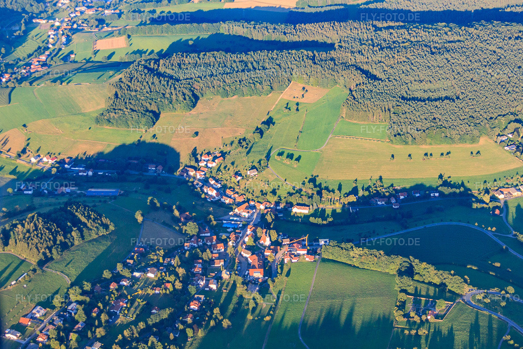 Luftbild: Ortsansicht von Westen im Ortsteil Güttersbach in Mossautal im Bundesland Hessen in Deutschland. Foto: IMG_52022.jpg vom 18.08.2012 durch Werner Riehm/FLY-FOTO.deAuflösung des Originals: 4508 x 3005 px