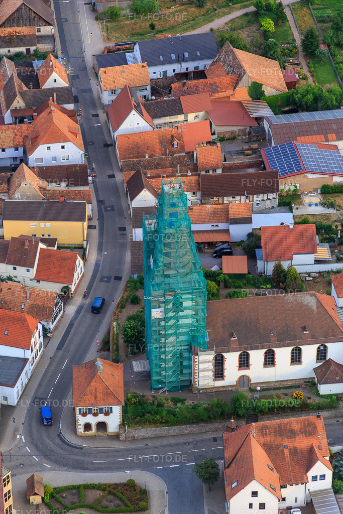 Luftbild: katholische Kirche eingerüstet von Leidner GmbH Gerüstbau, Landau in Ottersheim bei Landau im Bundesland Rheinland-Pfalz in Deutschland. Foto: IMG_083703.jpg vom 24.07.2015 durch Werner Riehm/FLY-FOTO.de