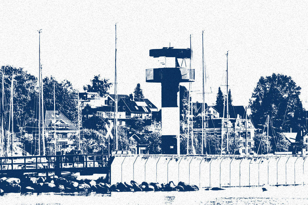Photoart: Leuchtturm am Yachthafen in Eckernförde | Dieses Wandbild im Querformat zeigt den Leuchtturm am Yachthafen in Eckernförde. Die dunklen Bereiche in diesem Bild sind dunkelblau und die hellen Bereiche sind weiß dargestellt. Über diesem Bild liegt eine leichte Körnung. Dieses Wandbild wird individuell für Sie produziert. - Realized with Pictrs.com