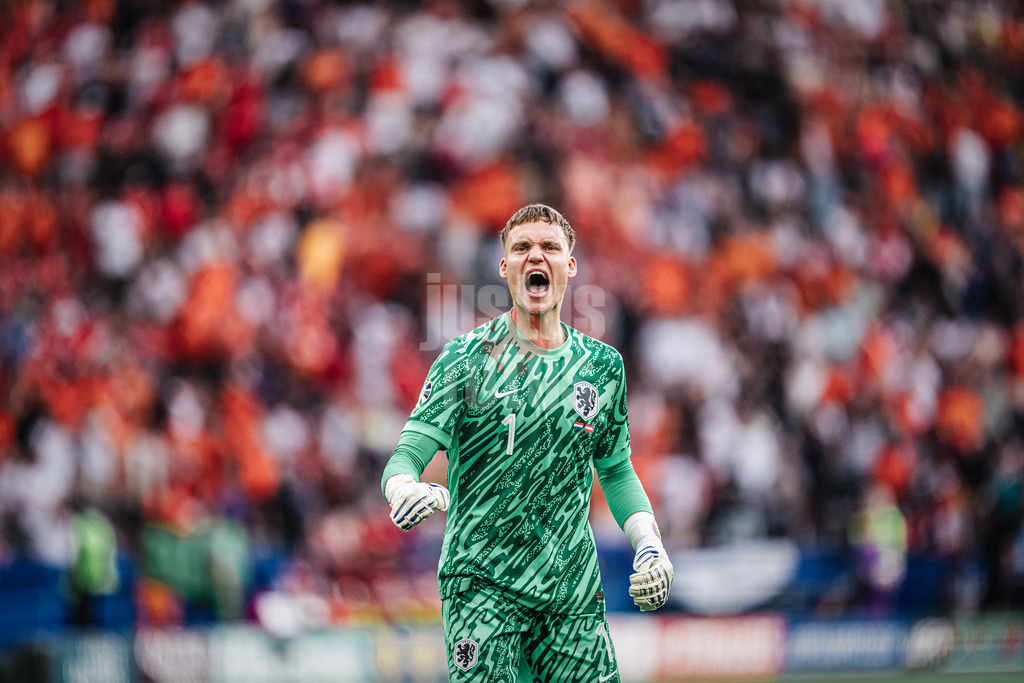 Fußball | Herren | UEFA-Fußball-Europameisterschaft 2024 | Gruppe D | Niederlande vs. Österreich | 25.06.2024 | Bart Verbruggen (#1, Niederlande) jubelt