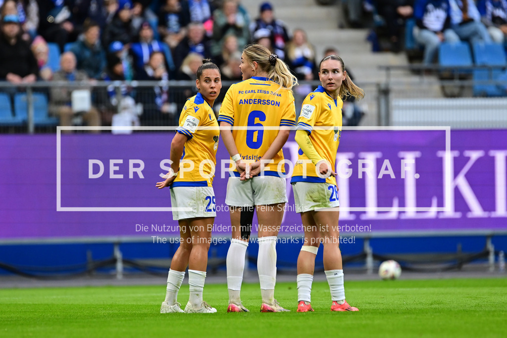 Fußball I Frauen I Saison 2025-2026 I Bundesliga I 7. Spieltag I Hamburger SV - FC Carl Zeiss Jena I 18.10.2025 I 25109 | Noemi Gentile (25, FC Carl Zeiss Jena)  Nike Andersson (6, FC Carl Zeiss Jena) Emily Reske (28, FC Carl Zeiss Jena) - Realisiert mit Pictrs.com