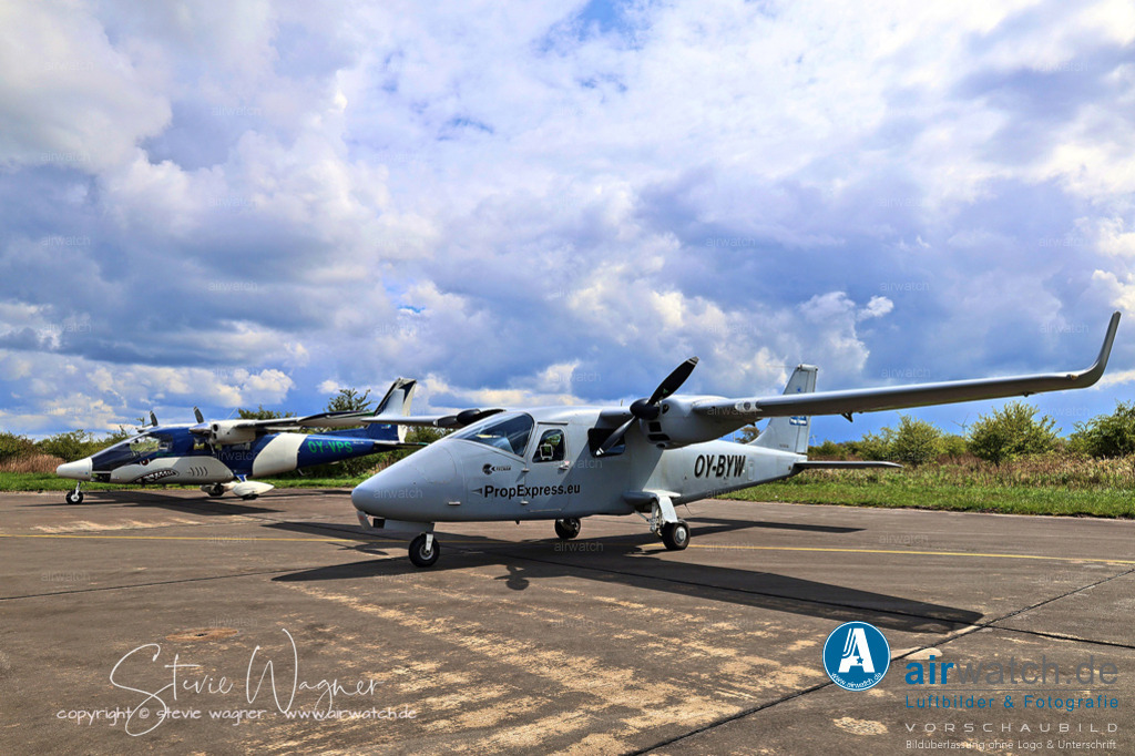 PropExpress - Tecnam P2006T SMP | PropExpress betreibt ein Tecnam P2006T-Multi-Mission-Flugzeug (SMP), das für die Erfassung von Luftdaten stark modifiziert wurde. Dieses Flugzeug ist mit einer großen Luke, Hardpoints für verschiedene Antenneninstallationen, einem unabhängigen Missionsstromversorgungssystem und einem Bedienerschalter ausgestattet. Es ist für den kurzen Start und die Landung (STOL) ausgelegt und kann auf unebenen Landebahnen betrieben werden, sodass es für eine Vielzahl von Missionen geeignet ist.