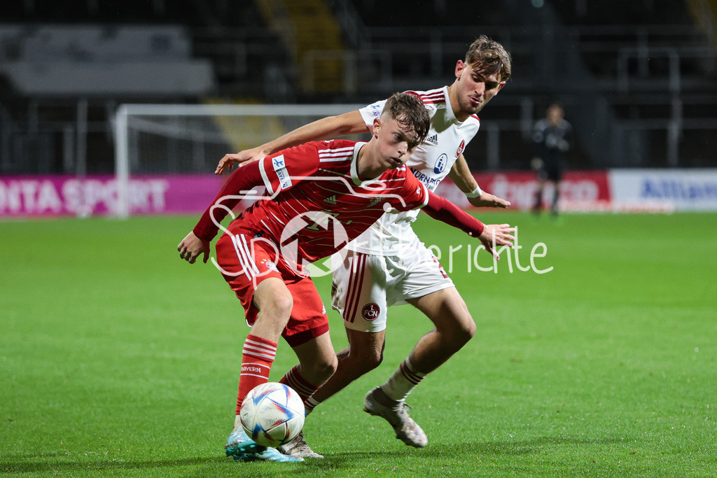 FC Bayern Amateure - 1. FC Nuernberg II | Paul Wanner (FCB #31) in Duell mit Leonardo Vonic (FCN #23)