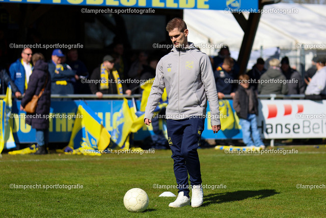 Fußball I Herren I Saison 2025-2026 I SHFV-Lotto-Pokal I Halbfinale I SV Todesfelde - VfB Lübeck 060 | Henrik Sirmais (Athletiktrainer, SV Todesfelde) - Realisiert mit Pictrs.com