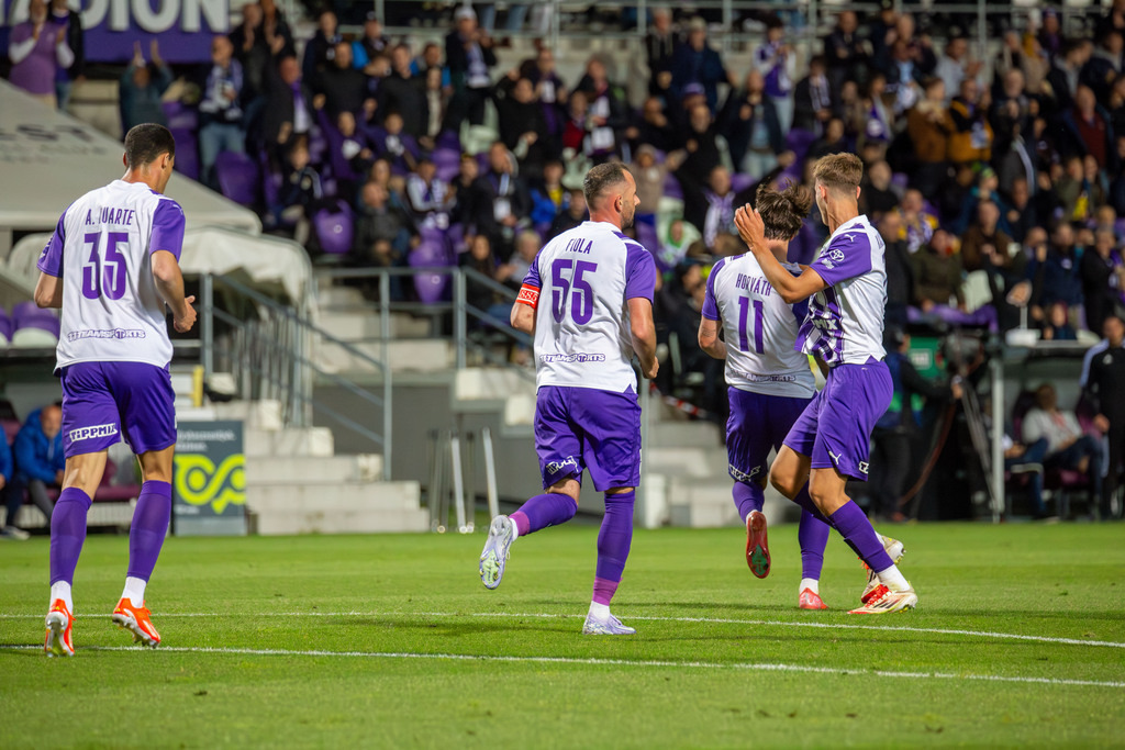 Fußball NB I. (Ungarn) Saison 2024/25, 32. Spieltag: Újpest FC gegen Nyíregyháza Spartacus***Jubel bei den Spielern von Újpest nach dem Tor zum zwischenzeitlichen 1:0 | Fußball NB I. (Ungarn) Saison 2024/25, 32. Spieltag: Újpest FC gegen Nyíregyháza Spartacus***Jubel bei den Spielern von Újpest nach dem Tor zum zwischenzeitlichen 1:0 - Realisiert mit Pictrs.com