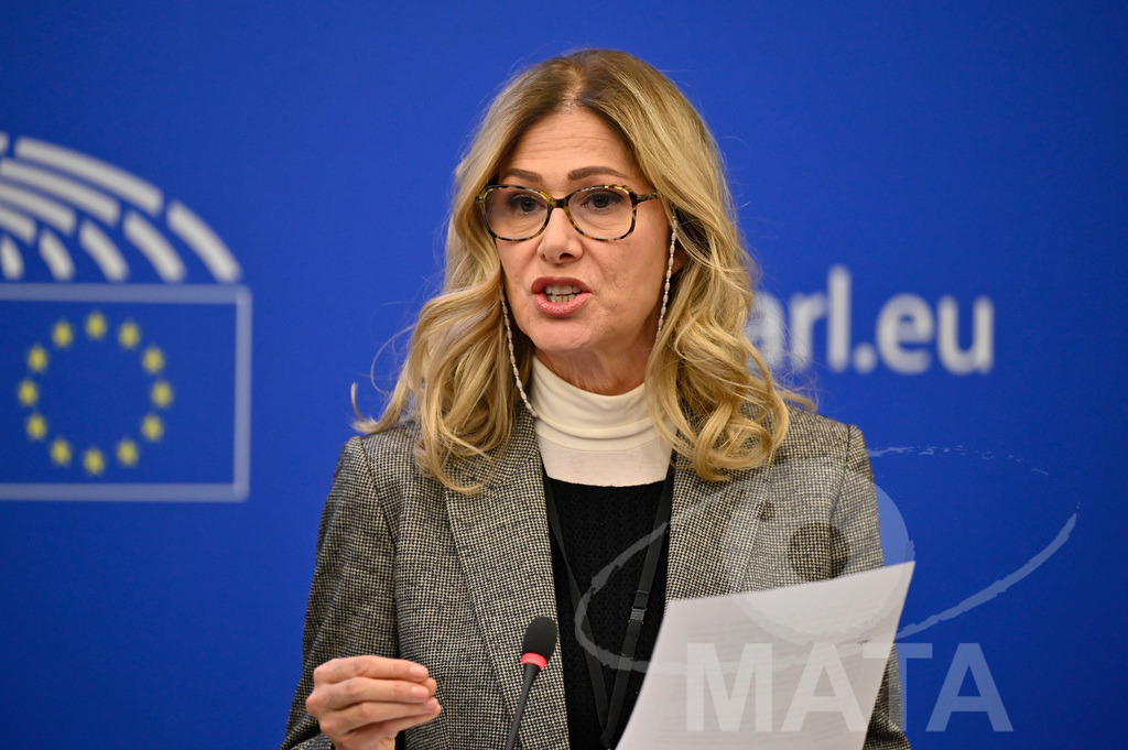 _DWI0106 | Politikerin Francesca Donato bei einer Pressekonferenz zum Thema 'Alarmierende Statistiken zu den Folgen des COVID-Lockdowns' im Europäischen Parlament. Straßburg, 18.01.2023 - Realisiert mit Pictrs.com
