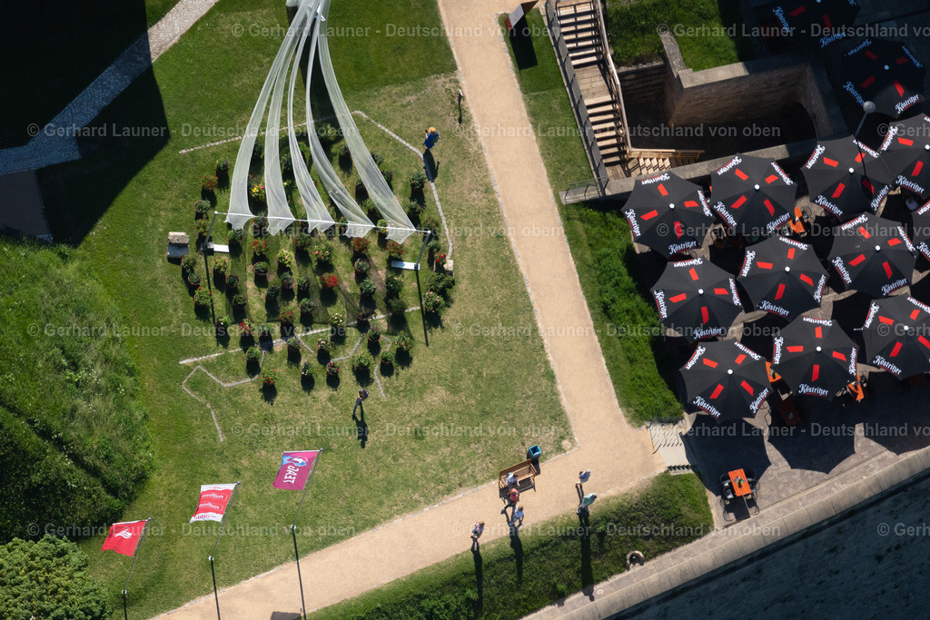 4046074 | ERFURT 14.06.2021 Tische und Sitzbänke der Freiluft- Gaststätten am historischen Kirchen- Gebäudekomplex der " Peterskirche Erfurt " in Erfurt im Bundesland Thüringen, Deutschland. Weiterführende Informationen bei: Bundesgartenschau Erfurt 2021 gemeinnützige GmbH. // Tables and benches of open-air restaurants on historischen Kirchen- Gebaeudekomplex of " Peterskirche Erfurt " in Erfurt in the state Thuringia, Germany. Further information at: Bundesgartenschau Erfurt 2021 gemeinnuetzige GmbH. Foto: Gerhard Launer