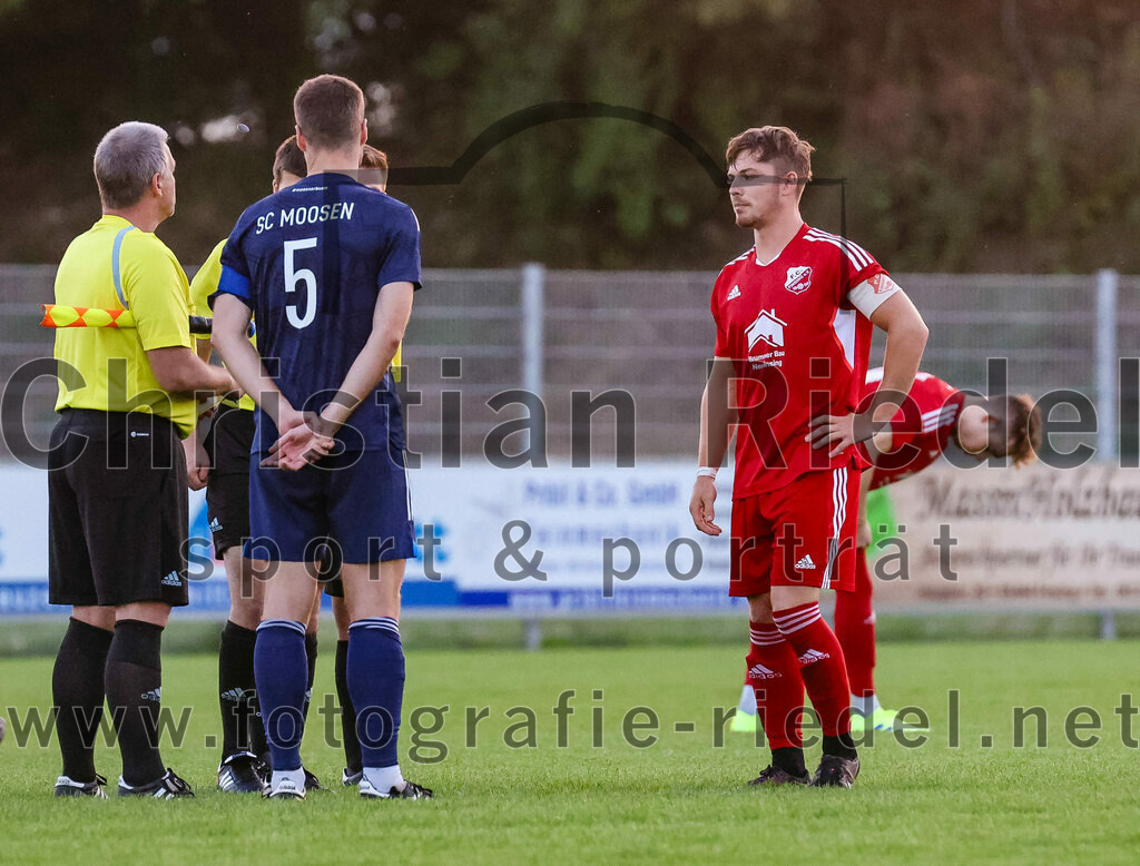 2023-08-22_003_FC_Finsing_gegen_SC_Moosen-Vils | Finsing, Deutschland, 22.08.2023:
Fußball, Kreisliga 2023 / 2024, 5. Spieltag, FC Finsing gegen SC Moosen/Vils, Endergebnis: 5:0

Dominik Slawny (SC Moosen/Vils, #5), Leonhard Hölzl (FC Finsing, #5)

Foto: Christian Riedel / fotografie-riedel.net