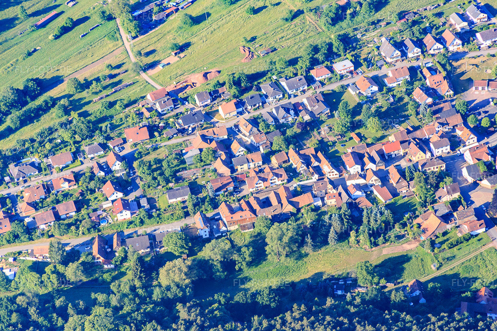 Luftbild: Ortsansicht von Norden in Birkenhördt im Bundesland Rheinland-Pfalz in Deutschland. Foto: IMG_080053.jpg vom 05.06.2015 durch Werner Riehm/FLY-FOTO.de