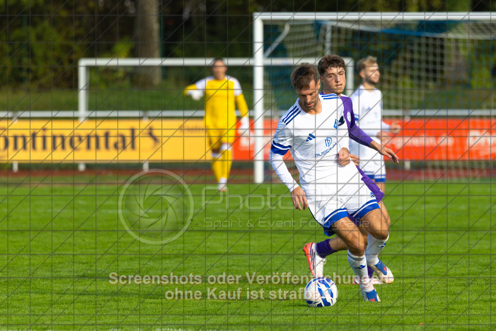 20261010_154002_0584_(c)_by_PhotoPeet | #,1.FC Eislingen (weiß) vs. TSV Bernhausen (lila), Fussball, Landesliga 2 - wfv, 11. Spieltag, Saison 2026/2027, Rasenplatz, Eichbachstation, Haldenstraße, 73054 Eislingen, 10.10.2026 - 15:30 Uhr,Foto: PhotoPeet / Sport- &amp; Eventfotografie / Peter Harich